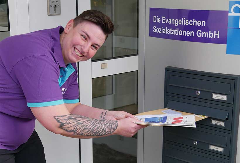 Pflegefachkraft wirft Post in den Briefkasten der Evangelischen Sozialstationen GmbH